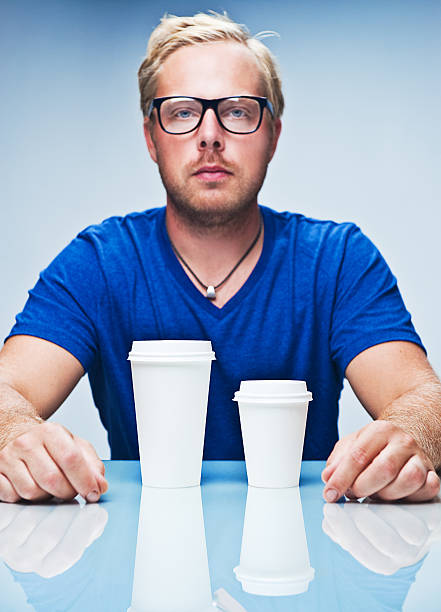 homem com um grande e pequeno copo de papel - coffee to go flash imagens e fotografias de stock