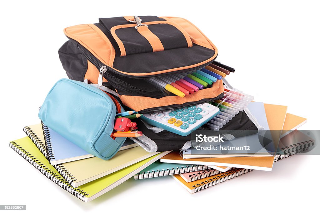 Рюкзак с школьных принадлежностей - Стоковые фото Белый фон роялти-фри