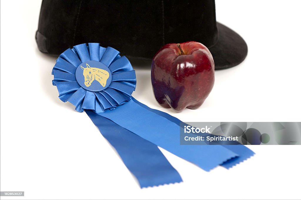 ブ��ルーのリボン、乗馬帽とアップル - おやつのロイヤリティフリーストックフォト