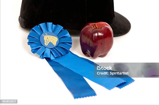 ブルーのリボン乗馬帽とアップル - おやつのストックフォトや画像を多数ご用意 - おやつ, ウマ, カットアウト
