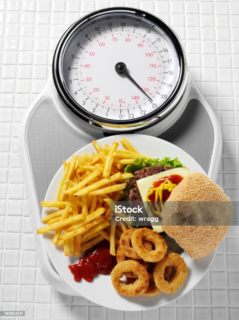 Alimentação Não-saudável na Balança de Casa de Banho - Royalty-free Colesterol Foto de stock