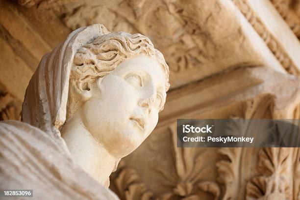 Sophia Deusa Da Sabedoria Estátua Antiga Biblioteca De Celsus Turquia De Éfeso - Fotografias de stock e mais imagens de Antiguidades