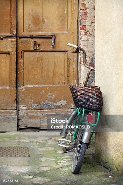 Vecchia Bicicletta Con Cestino Contro Il Muro In Toscana Italia - Fotografie stock e altre immagini di Appoggiarsi