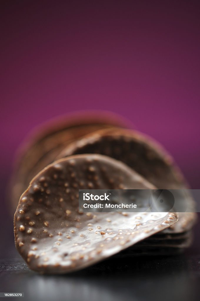 Elegante, chips de chocolate com nozes em um fundo rosa - Foto de stock de Alimentação Não-saudável royalty-free