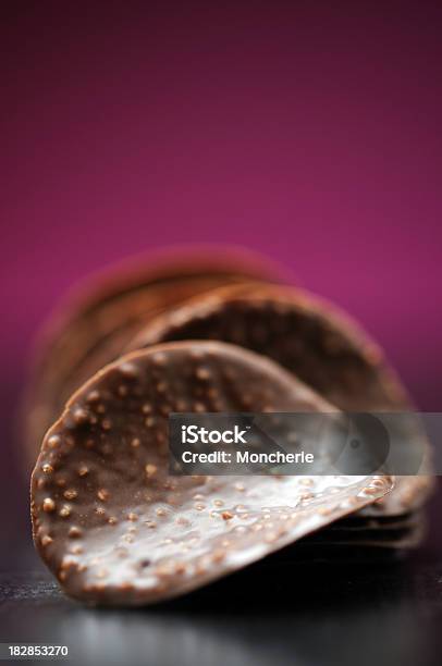 Foto de Elegante Chips De Chocolate Com Nozes Em Um Fundo Rosa e mais fotos de stock de Alimentação Não-saudável