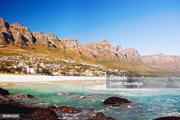 Photo libre de droit de Les Douze Apôtres Mountain Range Baie De Camps Cape Town banque d'images et plus d'images libres de droit de Afrique