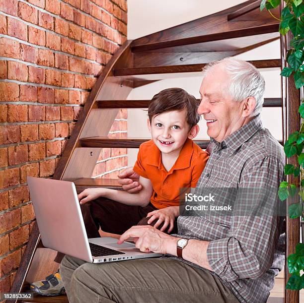 Nonno Con Nipote Godendo Di Portatile - Fotografie stock e altre immagini di Arancione - Arancione, Nonno, 6-7 anni