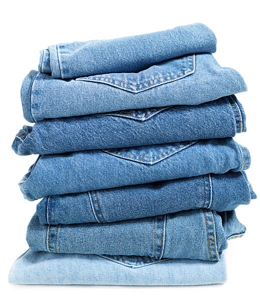 blue jeans folded stack - spijkerbroek stockfoto's en -beelden