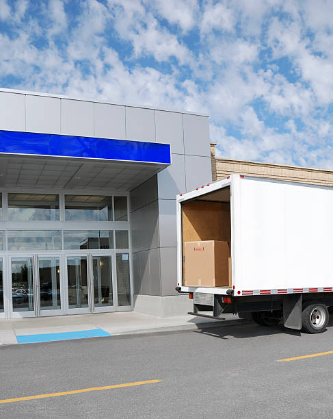 entrega na porta. - moving van moving office moving house truck - fotografias e filmes do acervo