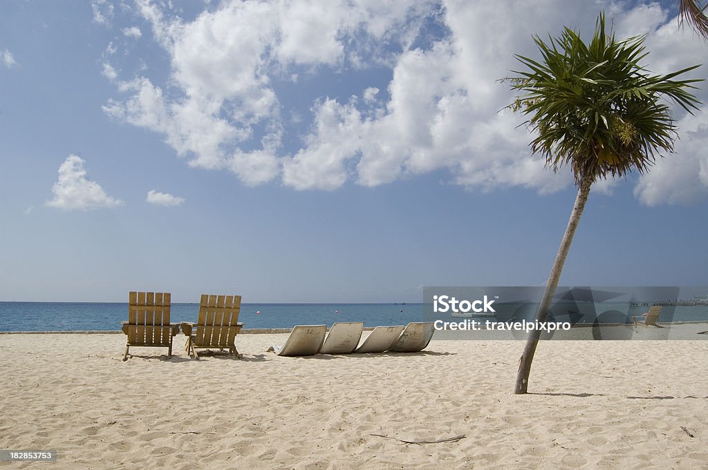 Sedie sulla spiaggia dei Caraibi - Foto stock royalty-free di Ambientazione esterna