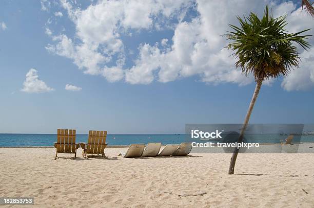 Sedie Sulla Spiaggia Dei Caraibi - Fotografie stock e altre immagini di Ambientazione esterna - Ambientazione esterna, America Latina, Caraibi