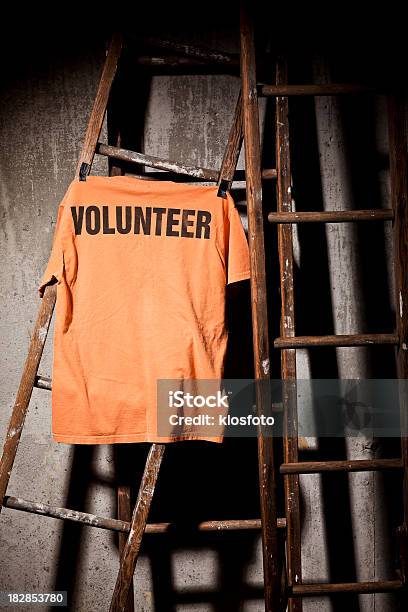 Foto de Conceito De Voluntários e mais fotos de stock de Camiseta - Camiseta, Caridade e assistência, Conceito