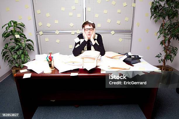 De Moda Negocios Hombre En El Sleep Mode Y Cubierto En La Su Foto de stock y más banco de imágenes de Aburrimiento