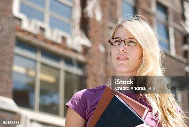 Estudiantes En El Campus Foto de stock y más banco de imágenes de Adolescencia - Adolescencia, Adolescente, Adulto