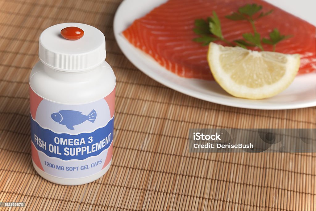 Capsule di olio di pesce Salmone & - Foto stock royalty-free di Alimentazione sana