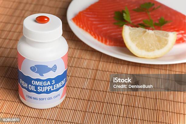 Capsule Di Olio Di Pesce Salmone - Fotografie stock e altre immagini di Alimentazione sana - Alimentazione sana, Bellezza, Bottiglia