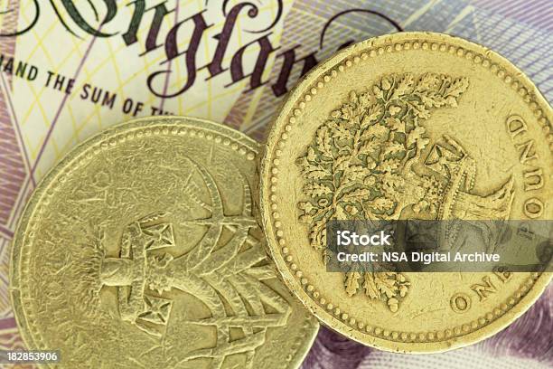 Monete Sterlina Britannica Con Una Nota Alta Risoluzione Immagine - Fotografie stock e altre immagini di Affari