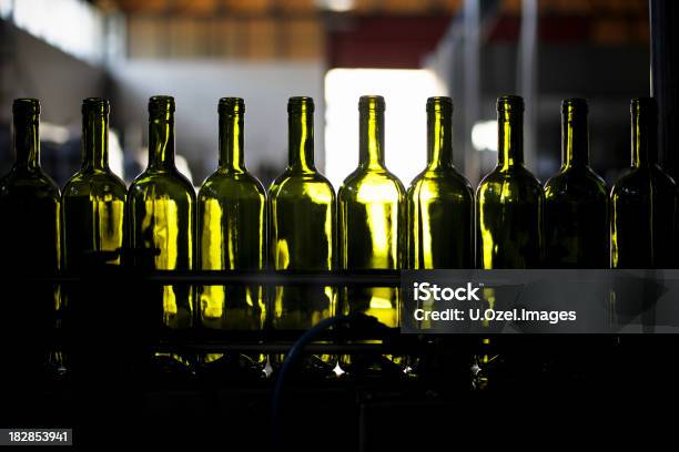 Abfüllanlage Stockfoto und mehr Bilder von Abfüllanlage - Abfüllanlage, Wein, Fabrik