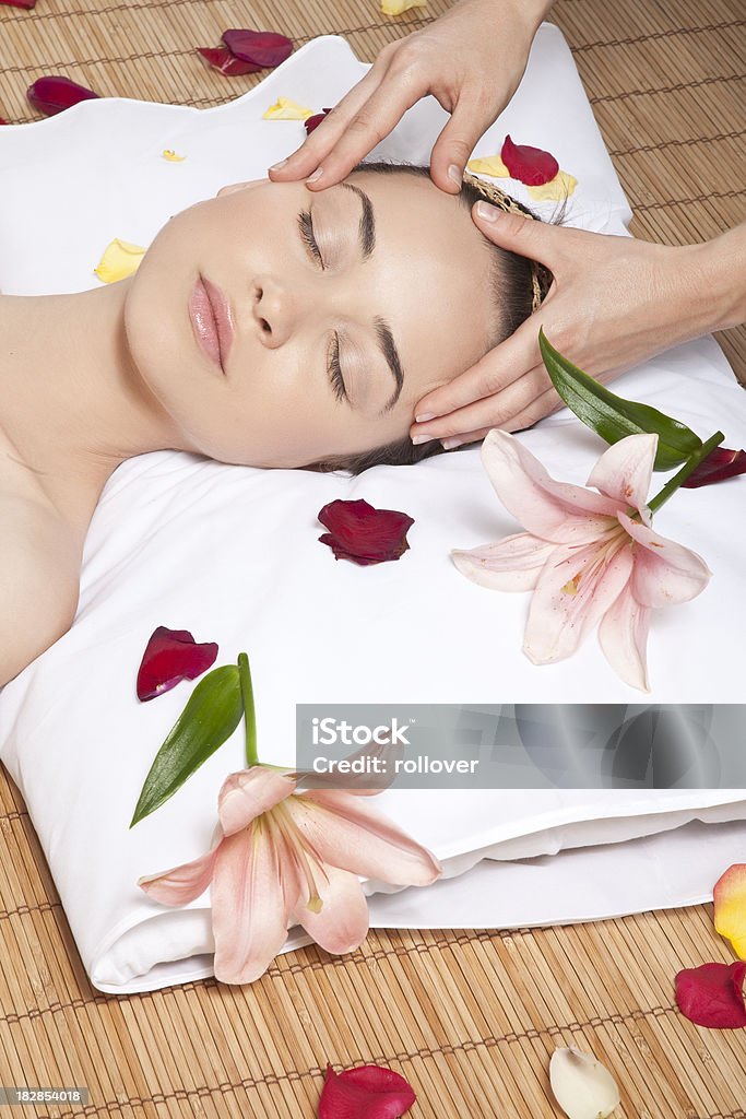 Massaggio alla testa - Foto stock royalty-free di Adulto