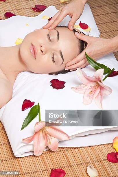 Massaggio Alla Testa - Fotografie stock e altre immagini di Adulto - Adulto, Bambù - Materiale, Beautiful Woman