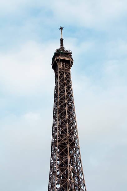 eiffelturm in paris, frankreich - clear sky low angle view eiffel tower paris france stock-fotos und bilder