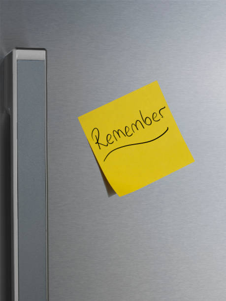 amarela nota na geladeira porta - adhesive note note pad message pad yellow - fotografias e filmes do acervo