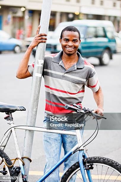 Sonriente Joven Hombre Africano Con Bicicleta En La Calle Foto de stock y más banco de imágenes de 20 a 29 años