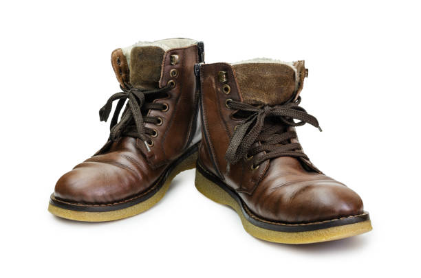 Braune Lederschuhe auf weißem Hintergrund