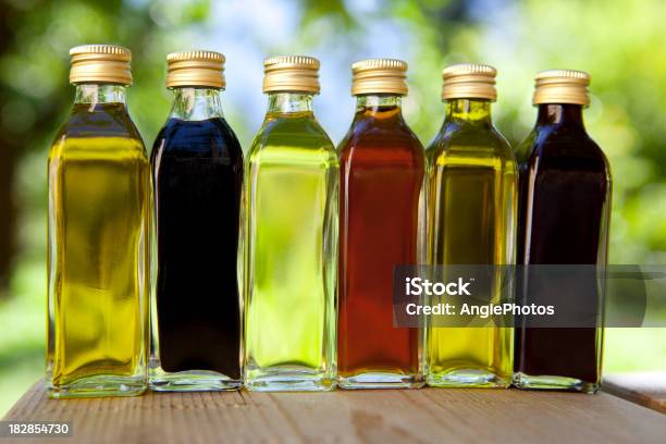 Diferentes Óleos E Vinegars - Fotografias de stock e mais imagens de Vinagre - Vinagre, Garrafa, Azeite