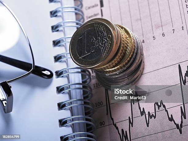 Gráfico Financeiro Com Óculos E Moedas - Fotografias de stock e mais imagens de Analisar - Analisar, Atividade bancária, Bolsa de Valores de Nova Iorque