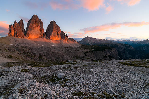 o último raio de sol - tirol season rock mountain peak - fotografias e filmes do acervo