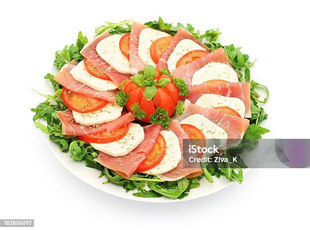 Insalata Caprese Con Prosciutto - Fotografie stock e altre immagini di Insalata caprese - Insalata caprese, Prosciutto, Aceto balsamico