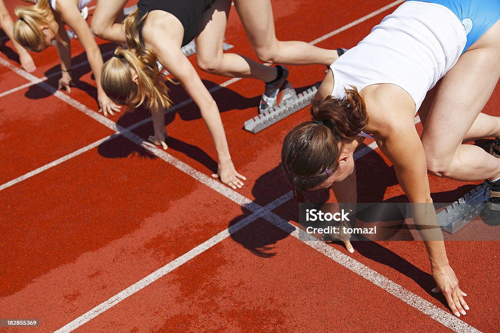 Femme sprinters dans les starting-blocks - Photo de Rôle dans le sport libre de droits