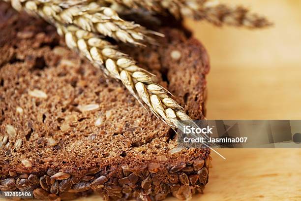 Foto de Pão Integral e mais fotos de stock de Cereal - Cereal, Comida, Comida e bebida