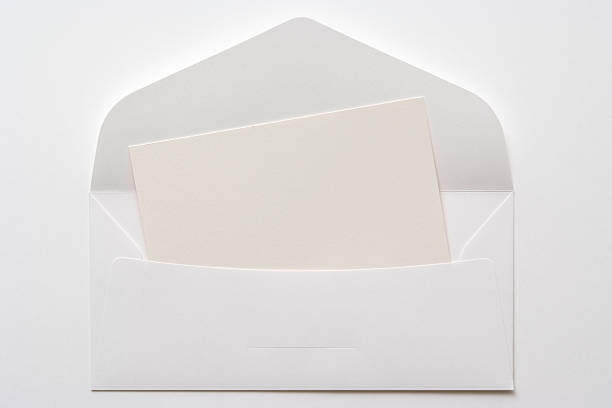 isolado foto de envelope com anotação em branco sobre fundo branco - white card - fotografias e filmes do acervo