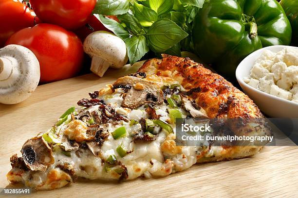 Пицца Ломтик С Ингредиентами — стоковые фотографии и другие картинки Пицца - Пицца, Бифштекс, Голубой сыр