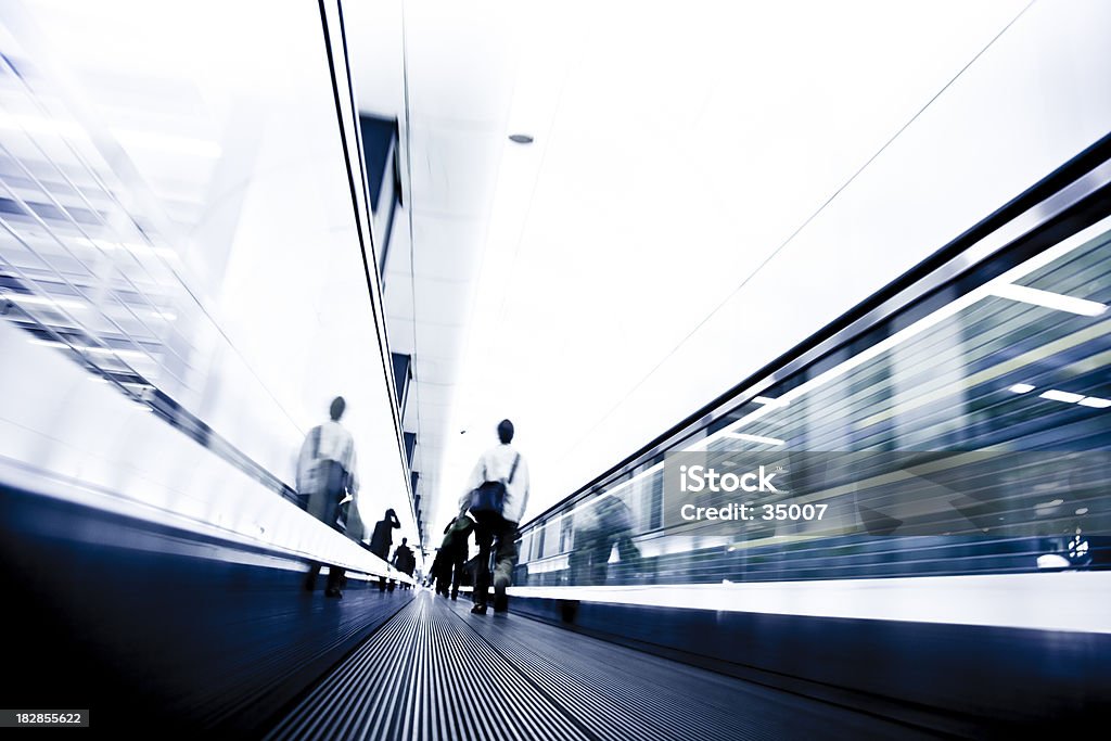 Homem de Negócios Andar em uma escada em movimento em Tóquio, Japão. - Royalty-free A caminho Foto de stock