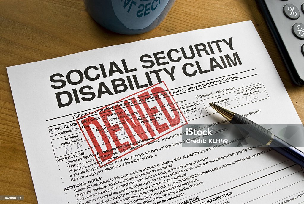 Sécurité sociale Demande refusée sur un bureau - Photo de Sécurité sociale libre de droits