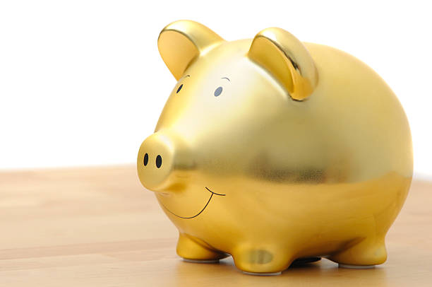 ピギー銀行 - piggy bank gold british currency pound symbol ストックフォトと画像