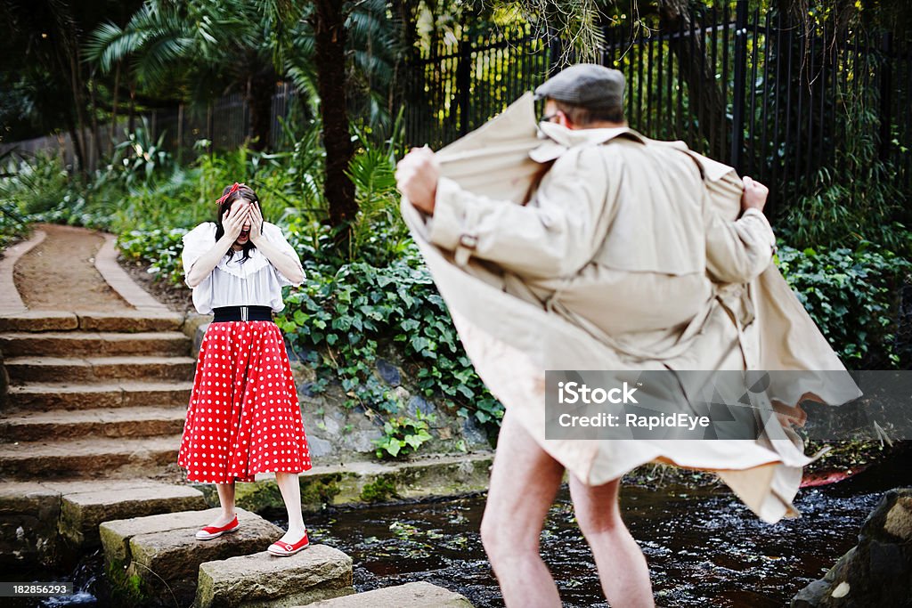 Junges Mädchen, schaffen Entblößer, für Ihre Augen, Bestürzt - Lizenzfrei Entblößer Stock-Foto