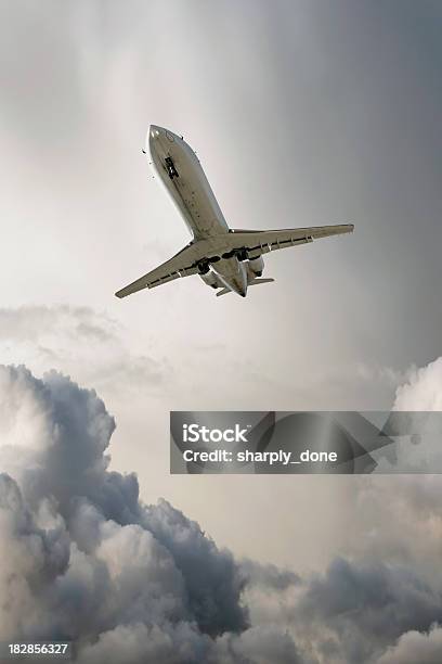 Xl Jet Corporativo Avión Aterrizando En Tormenta Foto de stock y más banco de imágenes de Acercarse - Acercarse, Aire libre, Arriba de