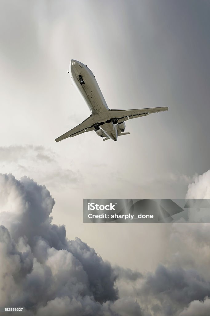 XL 企業ジェットから着陸する飛行機のストーム - カラー画像のロイヤリティフリーストックフォト