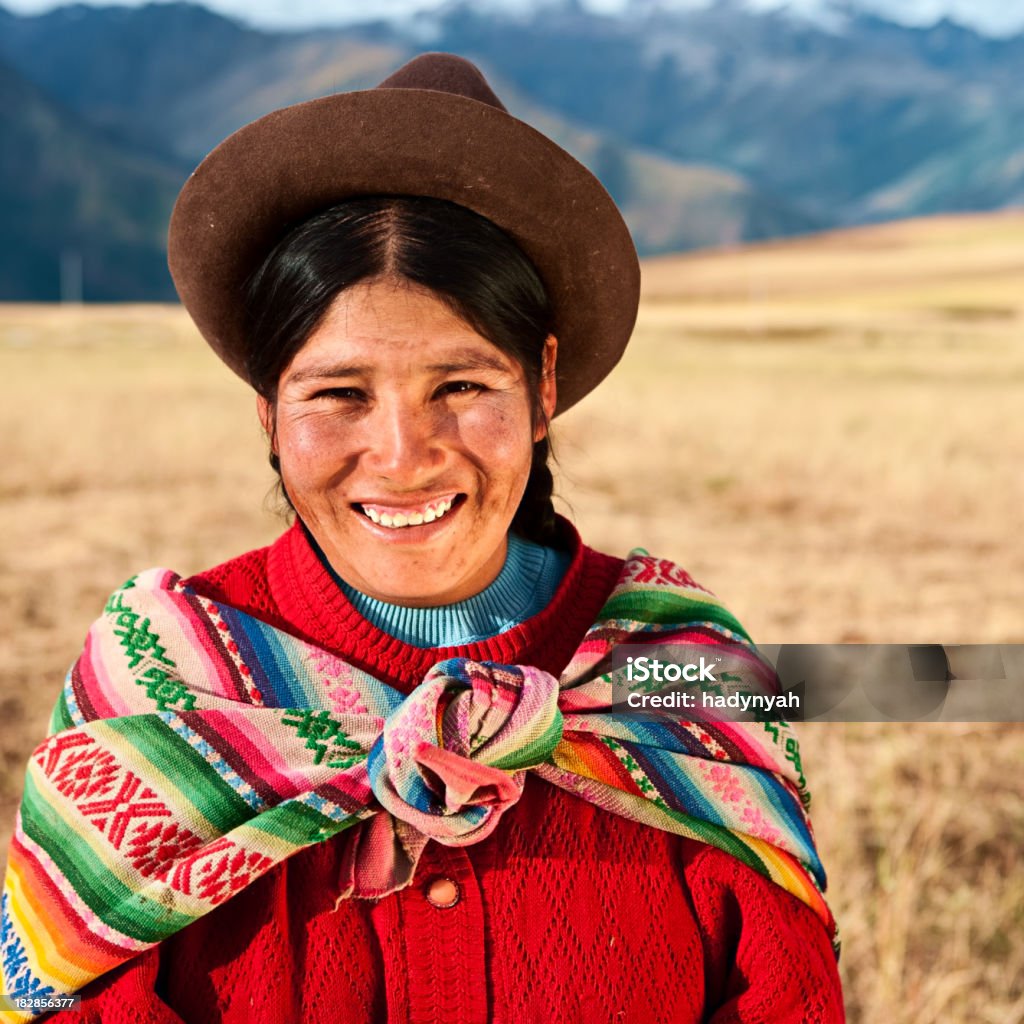 Mulher vestindo roupas nacional peruano, o Vale Sagrado, eu - Foto de stock de Adulto royalty-free