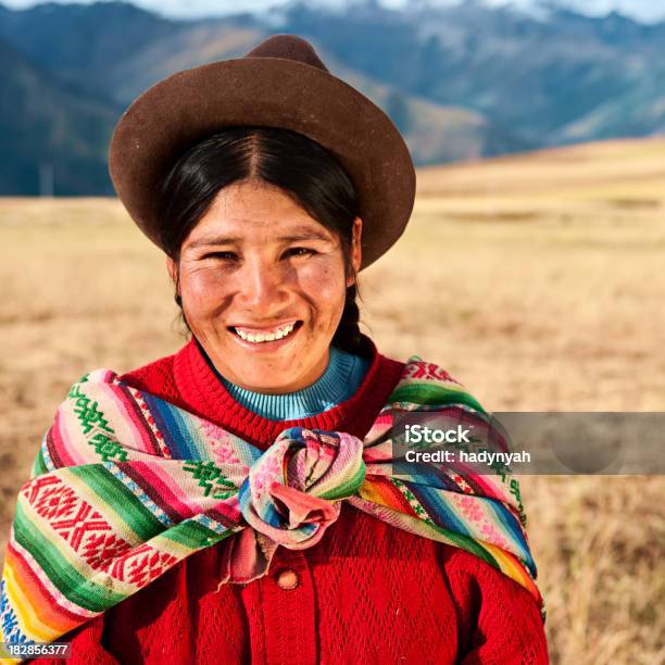 Foto de Mulher Vestindo Roupas Nacional Peruano O Vale Sagrado Eu e mais fotos de stock de Adulto