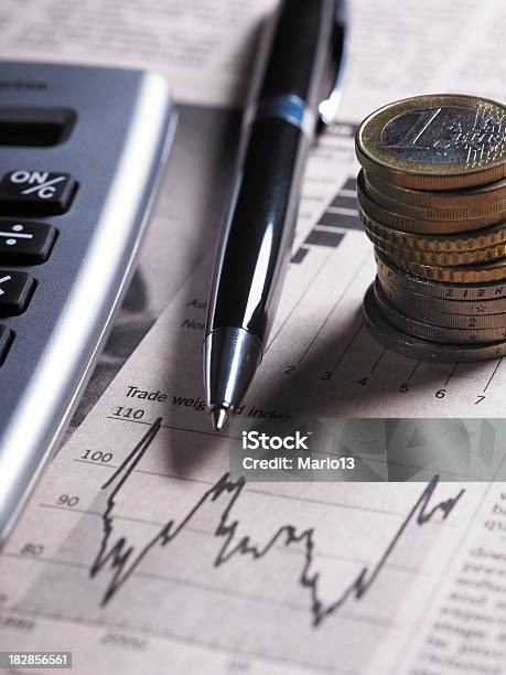 Münzen Und Finanzielle Diagramm Mit Taschenrechner Stockfoto und mehr Bilder von Börse - Börse, Ersparnisse, Internationale Finanzen