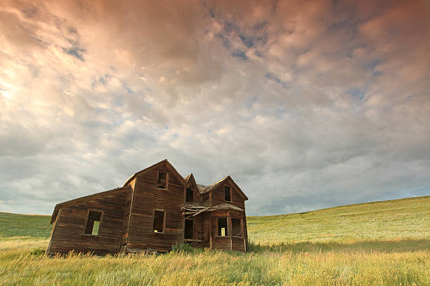 istock Little House on the Prairie 182856615