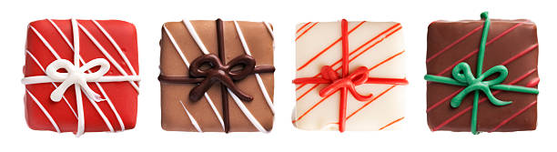 bonbon au chocolat, gâteaux, givré et décoration de noël avec boîte-cadeau formules - isolated on white bow gift homemade photos et images de collection