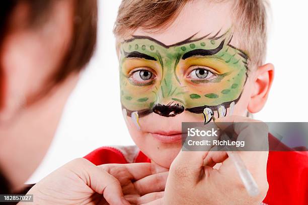 Giovane Ragazzo Con La Faccia Dipinta - Fotografie stock e altre immagini di Dipingere - Dipingere, Halloween, Viso