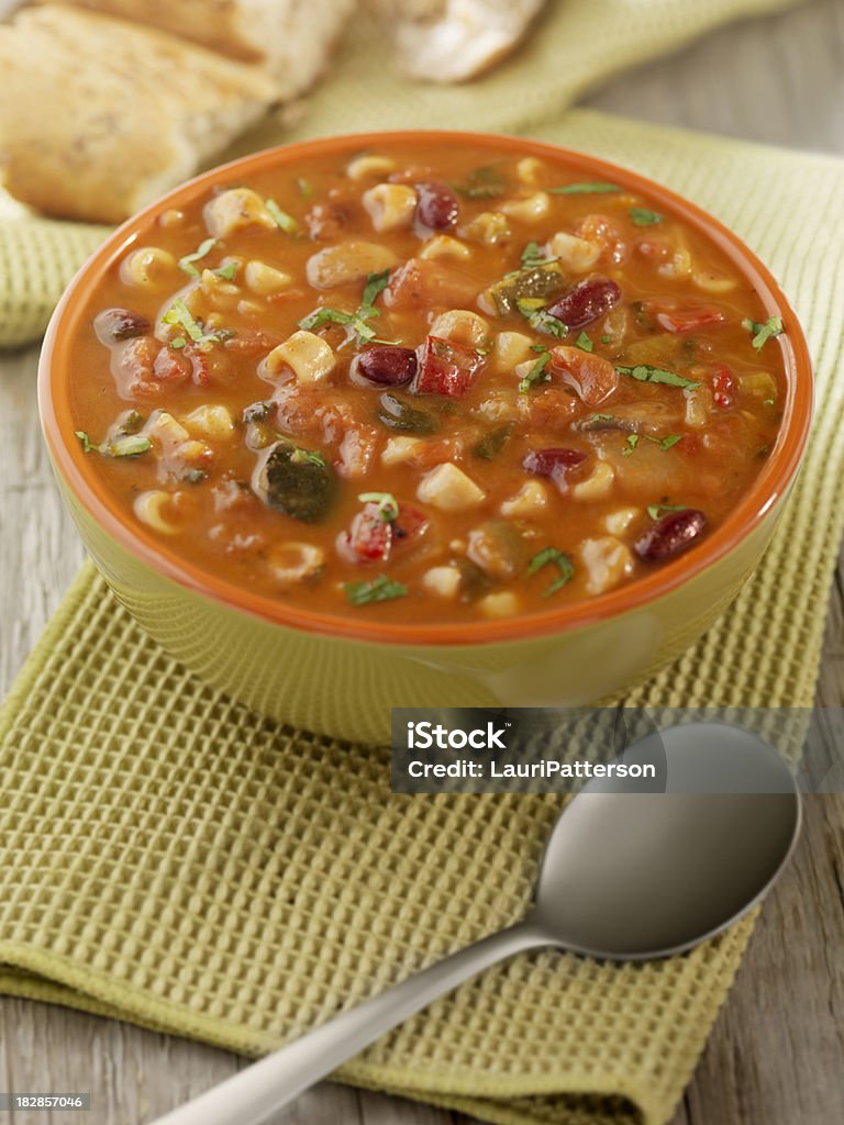 Minestrone sopa con pan crujiente - Foto de stock de Minestrone libre de derechos