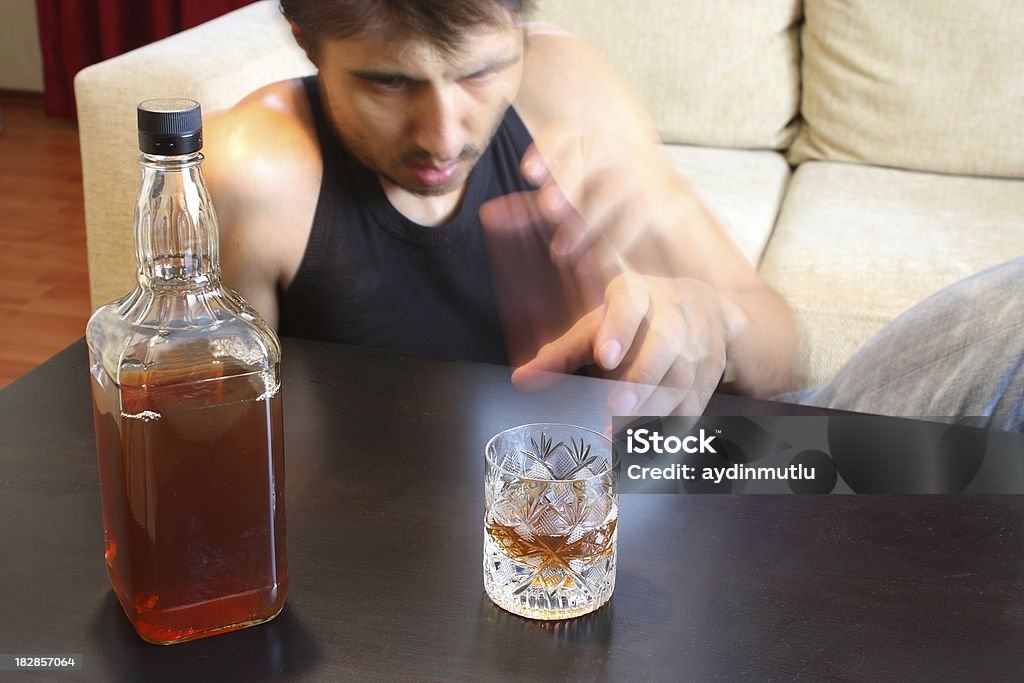 Alcoholismo - Foto de stock de 20 a 29 años libre de derechos